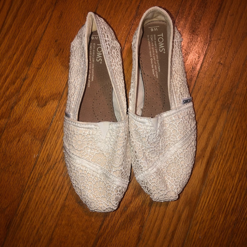 Pure white lace TOMS- BRAND NEW SZ 6
